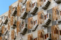 Le particolari finestre del Parlamento scozzese Scottish Parliament a Edimburgo . - © cornfield / Shutterstock.com