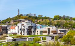Vista d'insieme dello Scottish Parliament a Edimburgo, in Scozia