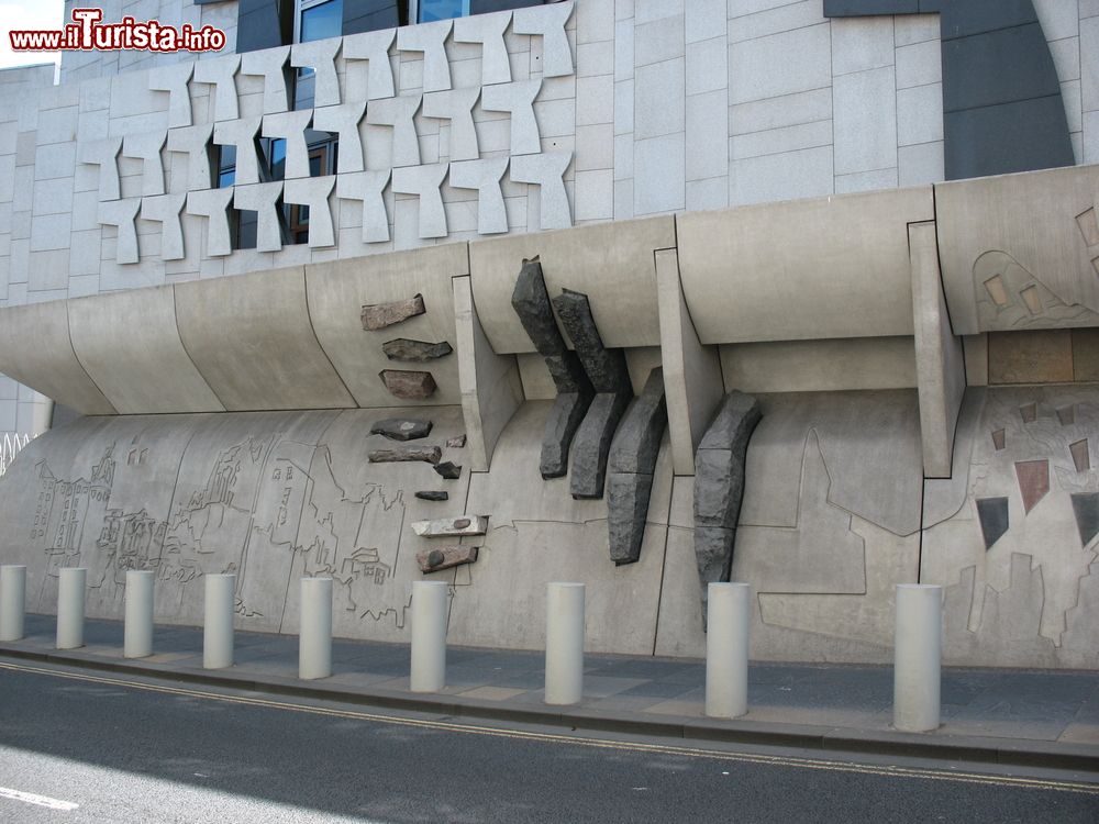 Immagine Un dettaglio dell'edificio del Parlamento Scozzese a Edimburgo