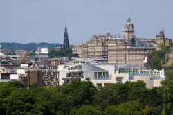 Antico e moderno s'incontrano: il centro di Edimburgo e in primo piano il Parlamento Scozzese esempoio di arte decostruttivista 