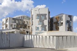 Il postmoderno e decostruttivista Scottish Parliament: il particolare Parlamento scozzese di Edimburgo, celebre per le sue particolari architetture