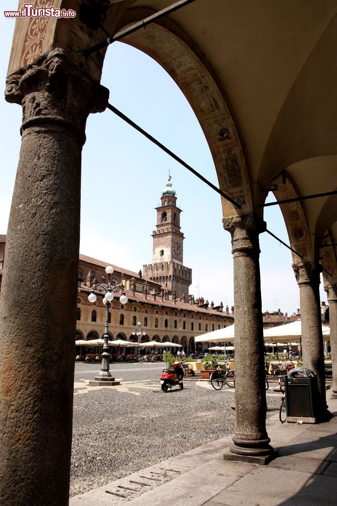 Immagine L'origine della Torre, situata nel punto più alto della città, nel perimetro del castello, risale al 1198 e fu terminata dal Bramante alla fine del XV secolo, mentre nel XVII secolo venne aggiunto il cupolino barocco "a cipolla" in sostituzione dell'originaria guglia conica.