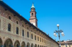 La Torre del Bramante sull'arco della porta d'ingresso al Castello Visconteo Sforzesco, verso Piazza Ducale, s'innalza la maggior torre di Vigevano.