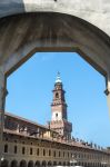Vigevano: vista della torre del bramante nel castello sforzesco di Vigevano dalla Piazza ducale