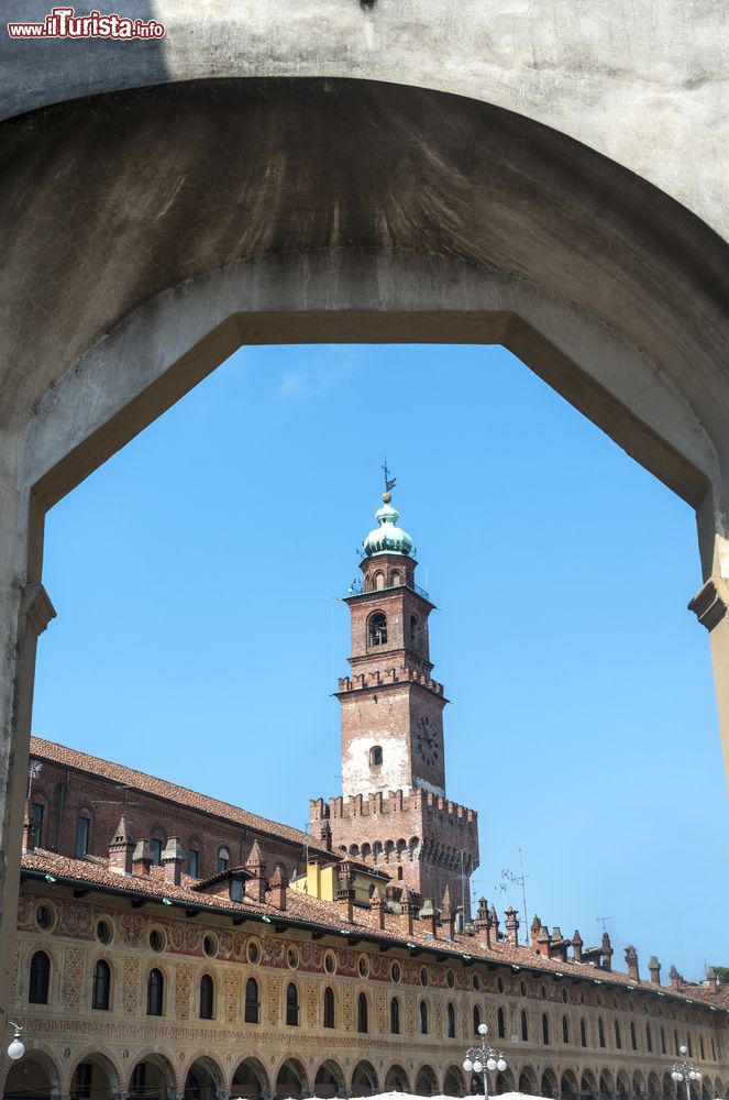 Immagine Vigevano: vista della torre del bramante nel castello sforzesco di Vigevano dalla Piazza ducale