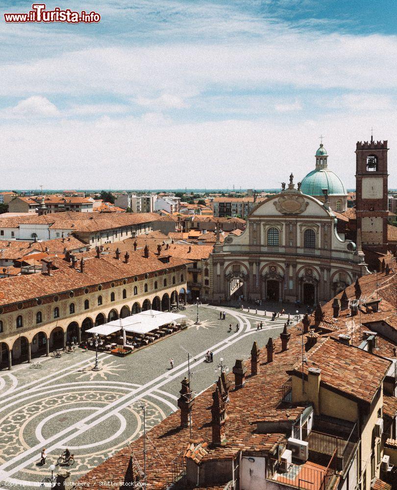 Immagine Una veduta dall'alto di Piazza Ducale a Vigevano è la vasta piazza in stile rinascimentale simbolo della città. La sua costruzione iniziò nel 1492 per volere di Ludovico il Moro - © Alexandre Rotenberg / Shutterstock.com