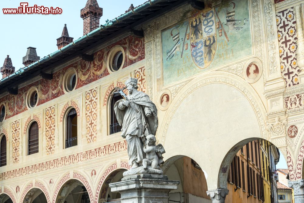 Immagine Gli splendidi palazzi decorati della Piazza Ducale di Vigevano