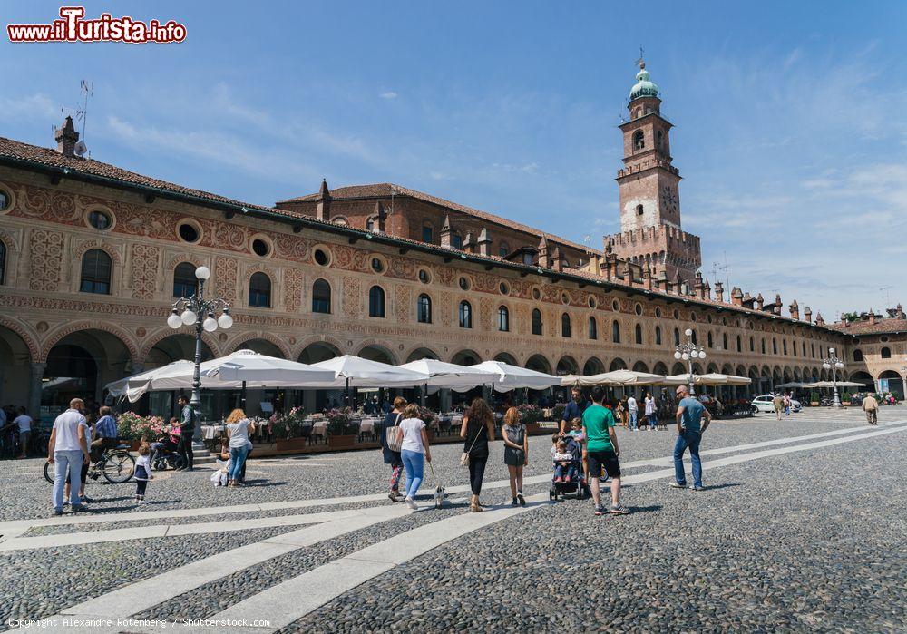 Immagine La torre del Bramante si staglia su Piazza Ducale a Vigevano - © Alexandre Rotenberg / Shutterstock.com
