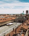 Una veduta dall'alto di Piazza Ducale a Vigevano è la vasta piazza in stile rinascimentale simbolo della città. La sua costruzione iniziò nel 1492 per volere di Ludovico ...