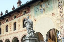 Gli splendidi palazzi decorati della Piazza Ducale di Vigevano