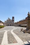 La facciata barocca del Duomo e la Piazza Ducale di Vigevano