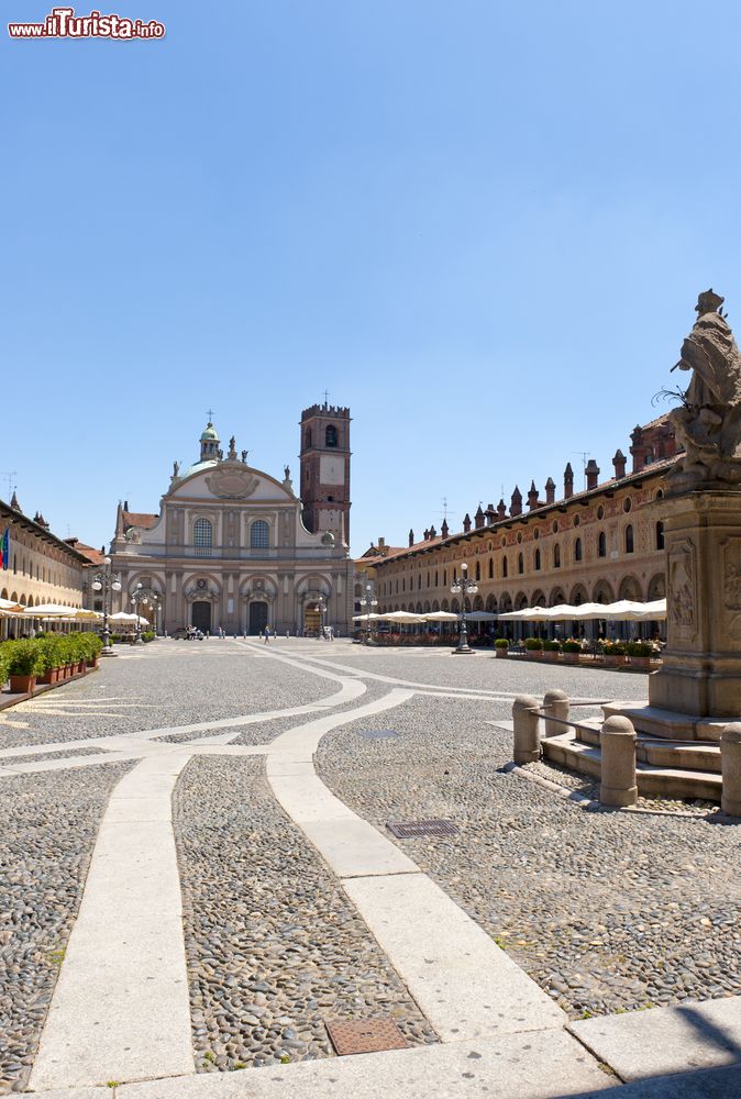 Immagine La facciata barocca del Duomo e la Piazza Ducale di Vigevano