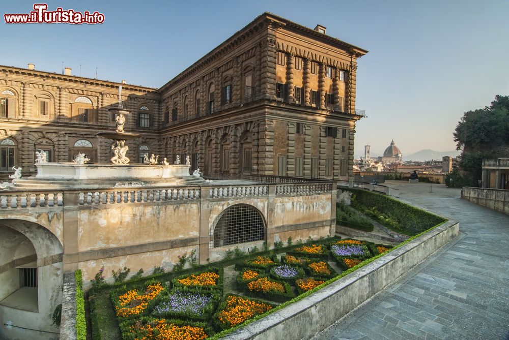 Immagine Aiuole fiorite davanti a Palazzo Pitti, Firenze, Italia. Sullo sfondo, la cattedrale di Santa Maria del Fiore inaugurata nel 1436.