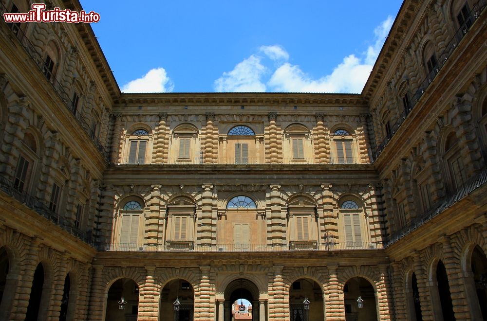 Immagine Dettaglio architettonico di Palazzo Pitti a Firenze, Italia. Di particolare pregio è il bugnato a sporgenza digradante.