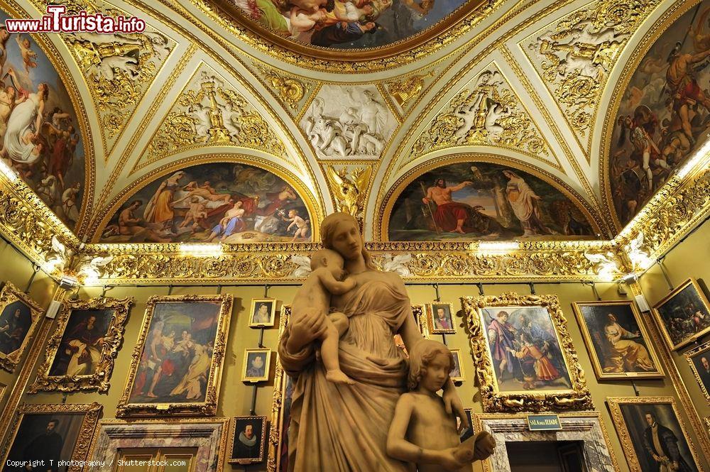 Immagine L'interno della Galleria Palatina a Palazzo Pitti, Firenze, Italia. Questo museo è ospitato nella residenza rinascimentale originariamente dimora di Luca Pitti, influente banchiere fiorentino - © T photography / Shutterstock.com