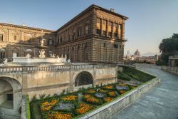 Aiuole fiorite davanti a Palazzo Pitti, Firenze, Italia. Sullo sfondo, la cattedrale di Santa Maria del Fiore inaugurata nel 1436.



