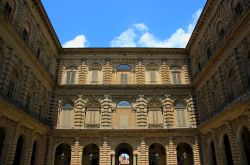 Dettaglio architettonico di Palazzo Pitti a Firenze, Italia. Di particolare pregio è il bugnato a sporgenza digradante.
