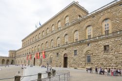 Turisti in attesa fuori da Palazzo Pitti in una giornata nuvolosa, Firenze, Italia. Il palazzo si trova al civico numero 1 di piazza dei Pitti - © starmaro / Shutterstock.com