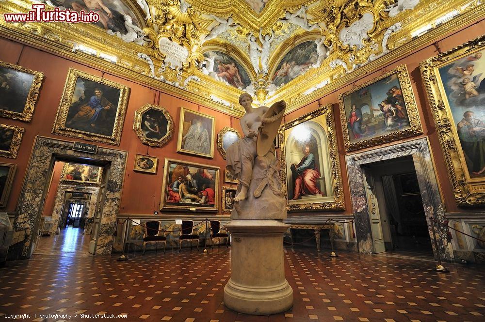 Immagine Una sala della galleria Palatina a Palazzo Pitti, Firenze, Italia. La superba collezione di dipinti, oltre 500, esposta nello spazio museale rappresenta l'arte pittorica del Rinascimento e del Barocco - © T photography / Shutterstock.com