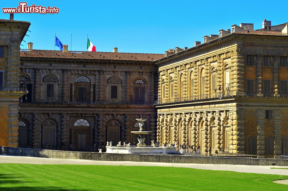 Immagine Veduta della facciata posteriore di Palazzo Pitti, di fronte ai Giardini Boboli, Firenze, Italia.