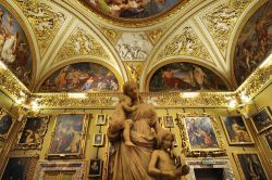 L'interno della Galleria Palatina a Palazzo Pitti, Firenze, Italia. Questo museo è ospitato nella residenza rinascimentale originariamente dimora di Luca Pitti, influente banchiere ...