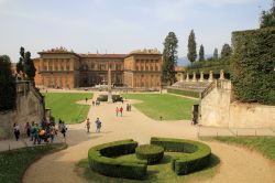 Palazzo Pitti e i giardini Boboli a Firenze, Italia. Una bella veduta del palazzo fiorentino, antica residenza dei granduchi di Toscana e in seguito dei re d'Italia, e del parco storico ...