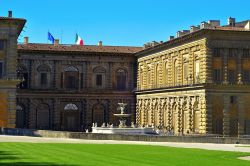 Veduta della facciata posteriore di Palazzo Pitti, di fronte ai Giardini Boboli, Firenze, Italia.


