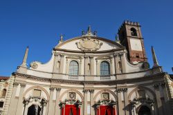La facciata ellittica del Duomo di Vigevano