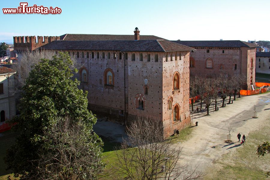 Immagine Il maschio del castello Sforzesco di Vigevano (PV) visto dalla torre del Bramante  - Alessandro Vecchi / Wikipedia