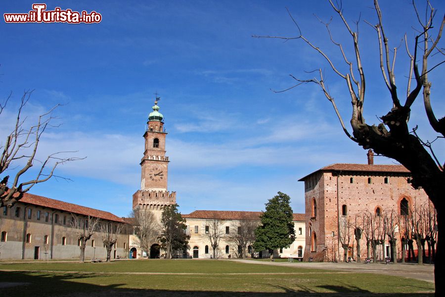 Immagine Cortile del castello di Vigevano (PV) con, da sinistra a destra, la terza scuderia, la torre del Bramante, l'ala ottocentesca ed il maschio. - Alessandro Vecchi / Wikipedia