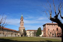 Cortile del castello di Vigevano (PV) con, da sinistra a destra, la terza scuderia, la torre del Bramante, l'ala ottocentesca ed il maschio. - Alessandro Vecchi / Wikipedia