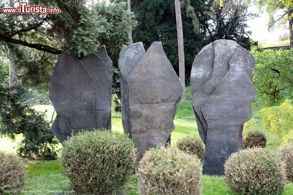 Immagine Alcune statue di Patrice Alexandre nei Jardin Des Plantes di Parigi - © Emma manners / Shutterstock.com