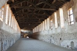 La strada coperta di Vigevano, chiamata anche strada serrata o pensile, ha proporzioni gigantesche: è lunga 167 metri e larga 7. Supera un dislivello di 10 metri tra il maschio del Castello ...