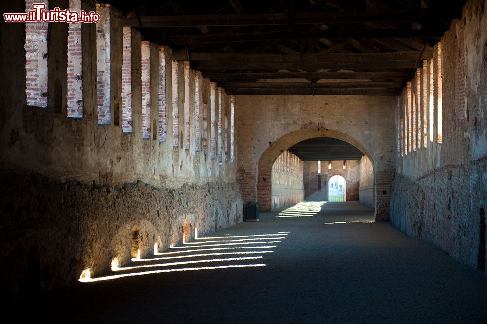 Immagine Strada coperta di Vigevano. Si tratta di un manufatto unico in tutta l’architettura castellana europea e rappresenta una delle più formidabili opere di ingegneria militare medievale.