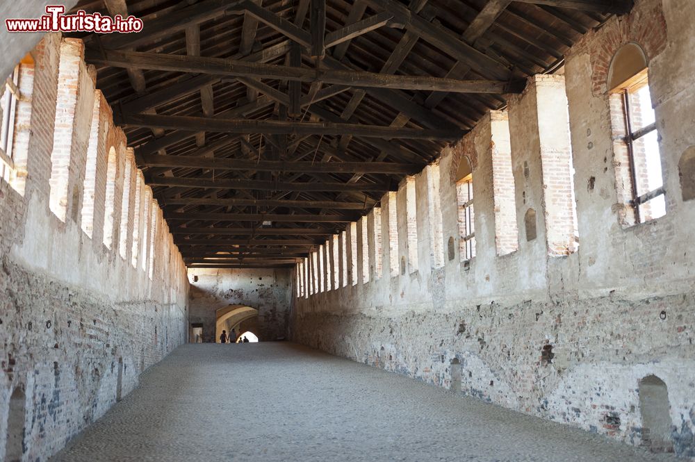 Immagine La strada coperta di Vigevano, chiamata anche strada serrata o pensile, ha proporzioni gigantesche: è lunga 167 metri e larga 7. Supera un dislivello di 10 metri tra il maschio del Castello e il luogo in cui un tempo sorgeva la Rocca Vecchia, fortilizio affacciato sulle campagna, al limite delle mura.