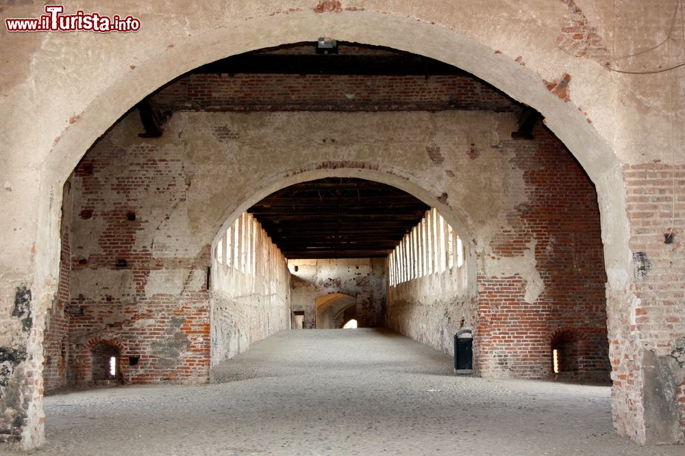 Immagine Le Strade sotterranee di VIgevano. Si tratta di due imponenti e suggestive strutture di collegamento che, in successione, dalle immediate vicinanze di Piazza Ducale, conducono attraverso piani rialzati all’antico fossato del Maschio del Castello e alla spazio della Cavallerizza.