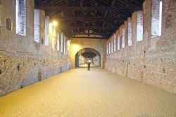 Fu realizzata nel 1347 da Luchino Visconti per consentire ai signori di Milano di entrare e uscire dal Castello senza essere visti dagli abitanti del borgo, e di fuggire in caso di pericoli ...