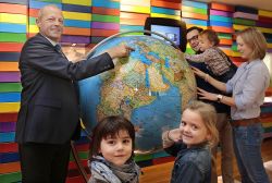 Un grande mappamondo all'interno del Museum Ravensburger - ©  www.ravensburger.de