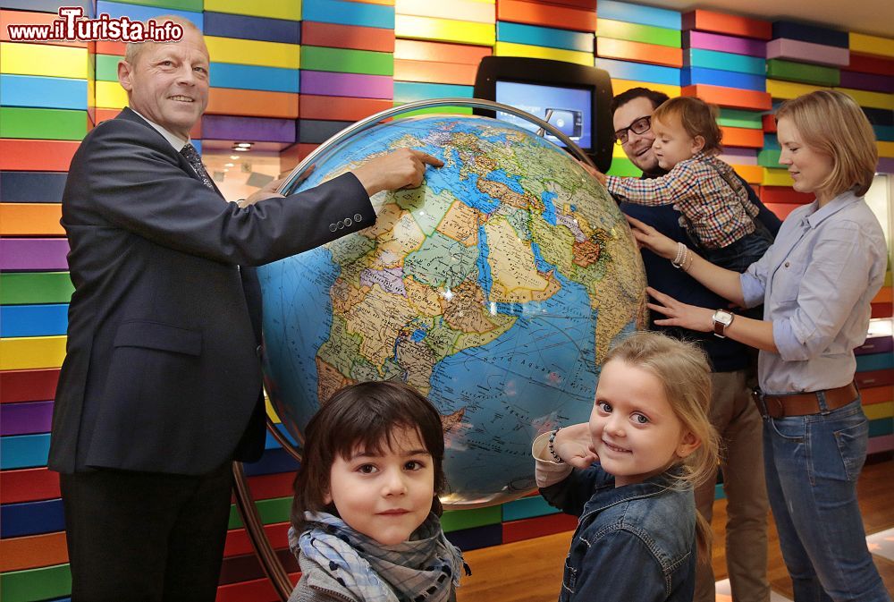 Immagine Un grande mappamondo all'interno del Museum Ravensburger - ©  www.ravensburger.de