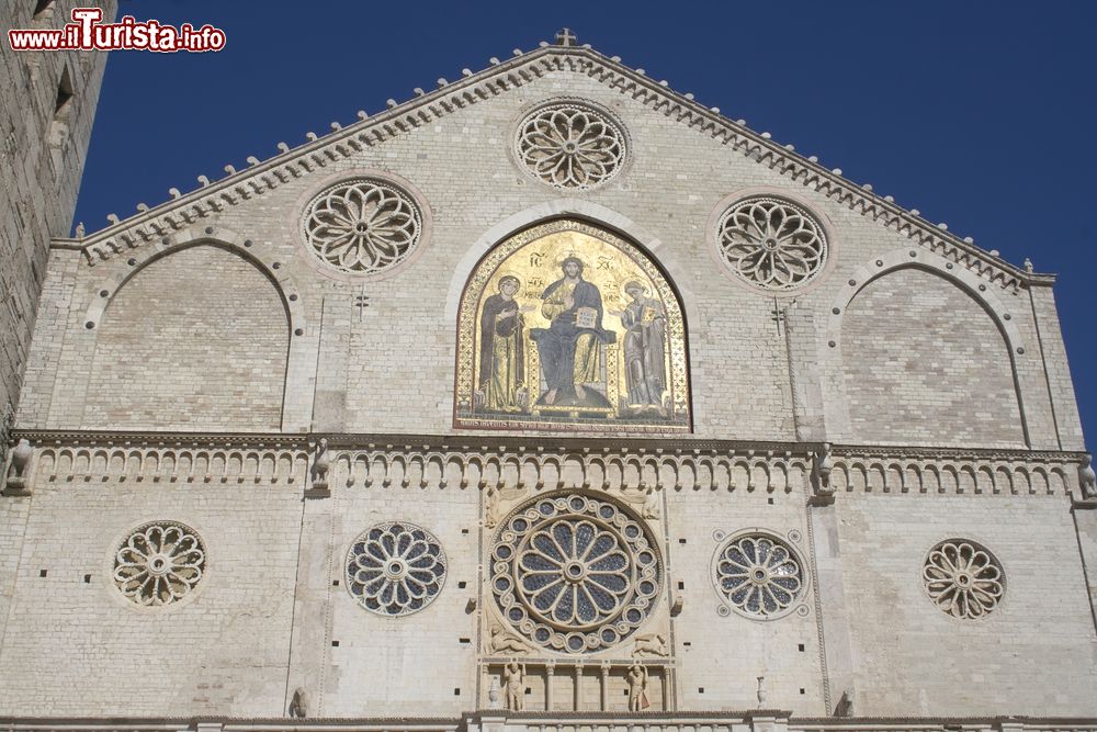 Immagine Gli 8 rosoni della facciata del Duomo di Spoleto, Umbria