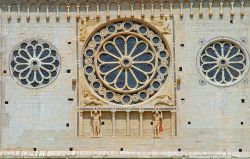 Il rosone principale del Duomo di Spoleto in Umbria