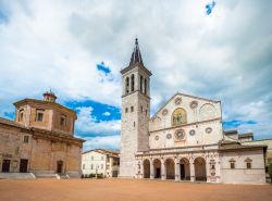 Piazza del Duomo a Spoleto e Cattedrale di Santa Maria Assunta