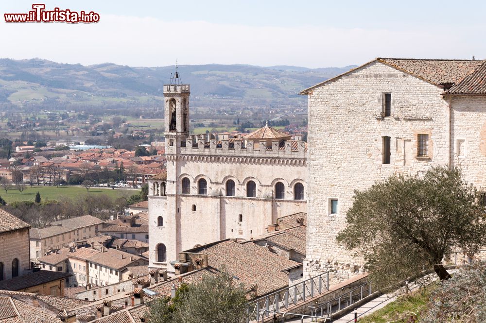 Immagine Vista laterale di Palazzo dei Consoli e panorama della città di Gubbio in Umbria