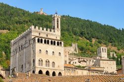 Il Palazzo dei Consoli nel centro storico di Gubbio domina la skyline medievale della città