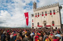 La Festa dei ceri in Piazza Grande a Gubbio e il medievale Palazzo dei Consoli a dare solennità architettonica alla manifestazione - © Buffy1982 / Shutterstock.com