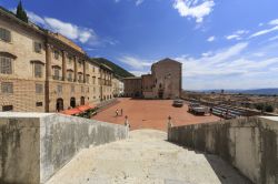 Scalinata di accesso a Palazzo dei Consoli e Piazza Grande a Gubbio - © Restuccia Giancarlo / Shutterstock.com