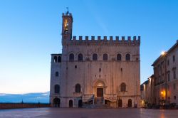 Tramonto a Gubbio: Palazzo dei Consoli, fotografato dalla Piazza Grande