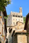 Una bella prospettiva del centro di Gubbio dominato dal Palazzo dei Consoli