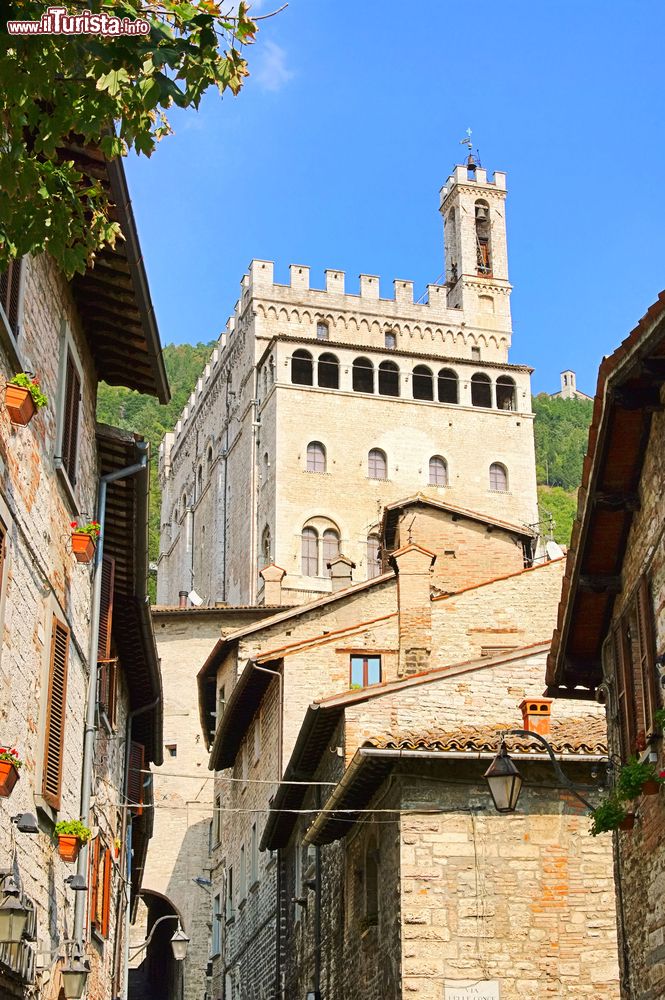 Immagine Una bella prospettiva del centro di Gubbio dominato dal Palazzo dei Consoli