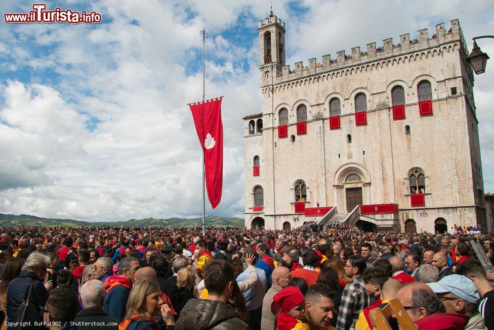 Immagine La Festa dei ceri in Piazza Grande a Gubbio e il medievale Palazzo dei Consoli a dare solennità architettonica alla manifestazione - © Buffy1982 / Shutterstock.com